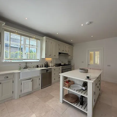 Luxury 4bdr Retreat With Garden And Workspace Holiday home Malahide