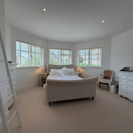 Luxury 4bdr Retreat With Garden And Workspace Holiday home *
