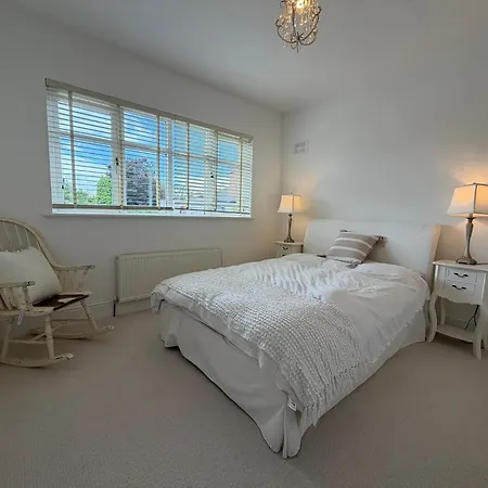 Luxury 4bdr Retreat With Garden And Workspace