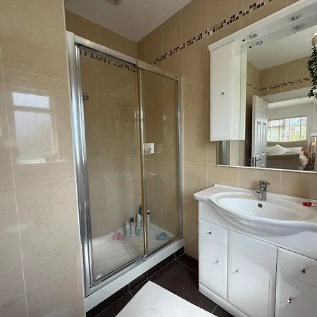 Luxury 4bdr Retreat With Garden And Workspace Holiday home Malahide