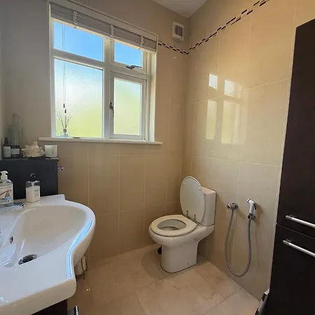 Luxury 4bdr Retreat With Garden And Workspace