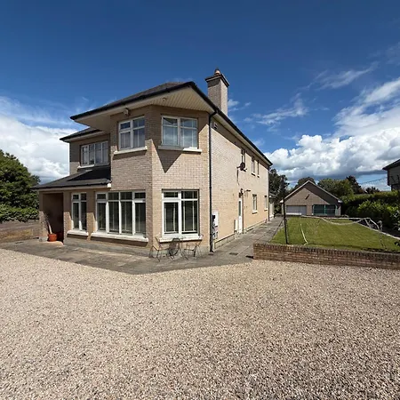 Luxury 4bdr Retreat With Garden And Workspace Holiday home