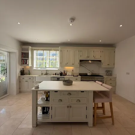 Luxury 4bdr Retreat With Garden And Workspace Holiday home