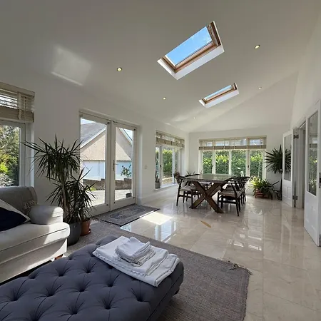 Luxury 4bdr Retreat With Garden And Workspace *