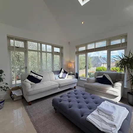 Luxury 4bdr Retreat With Garden And Workspace