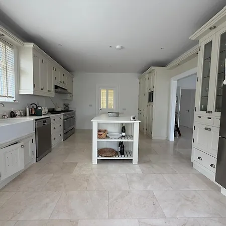 Holiday home Luxury 4bdr Retreat With Garden And Workspace