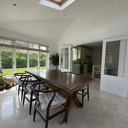 Luxury 4bdr Retreat With Garden And Workspace Holiday home