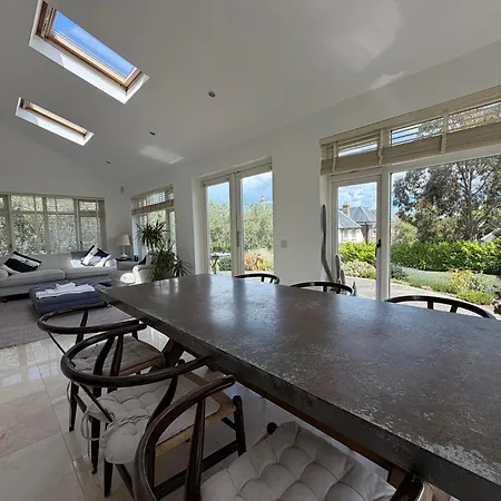 Holiday home Luxury 4bdr Retreat With Garden And Workspace