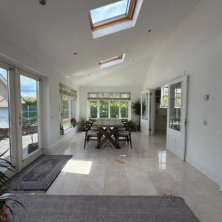 Holiday home Luxury 4bdr Retreat With Garden And Workspace