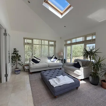Luxury 4bdr Retreat With Garden And Workspace Holiday home Malahide