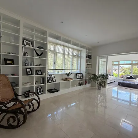Luxury 4bdr Retreat With Garden And Workspace