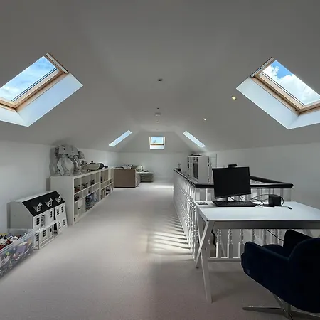 Luxury 4bdr Retreat With Garden And Workspace Holiday home *