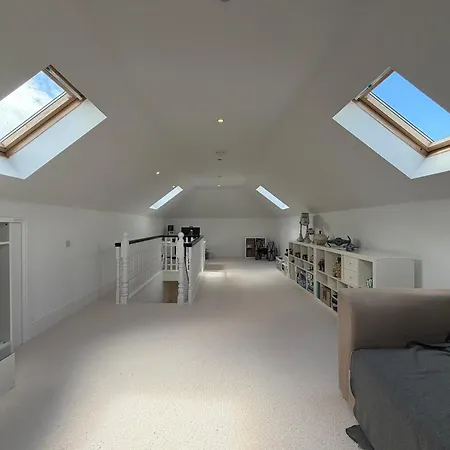 Luxury 4bdr Retreat With Garden And Workspace