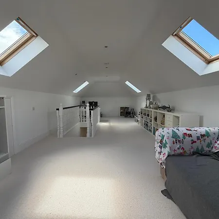 Luxury 4bdr Retreat With Garden And Workspace Holiday home