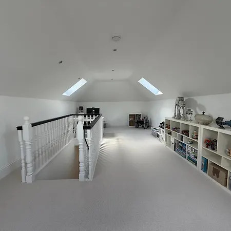 Luxury 4bdr Retreat With Garden And Workspace Holiday home