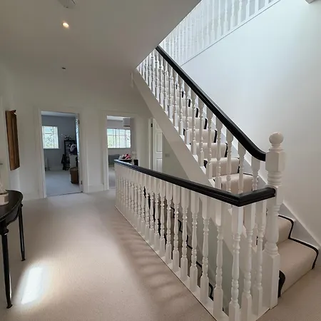Luxury 4bdr Retreat With Garden And Workspace Holiday home