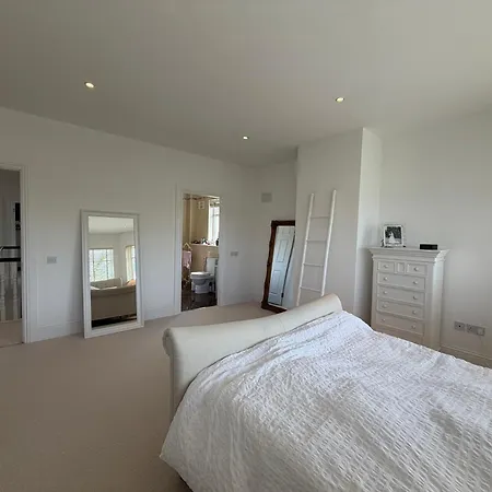 Holiday home Luxury 4bdr Retreat With Garden And Workspace