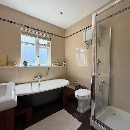 Luxury 4bdr Retreat With Garden And Workspace Holiday home Malahide