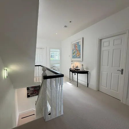 Luxury 4bdr Retreat With Garden And Workspace Holiday home *