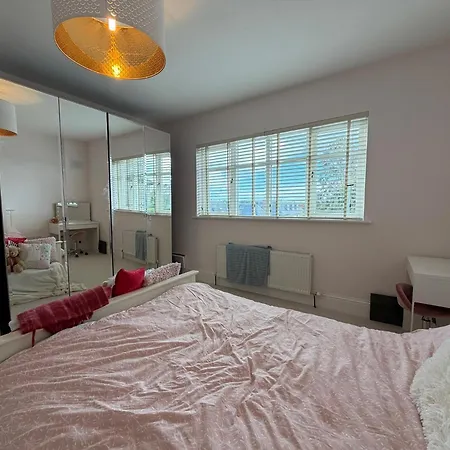 Luxury 4bdr Retreat With Garden And Workspace Holiday home
