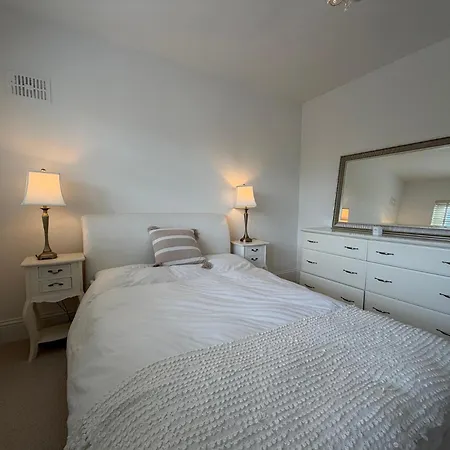 Luxury 4bdr Retreat With Garden And Workspace