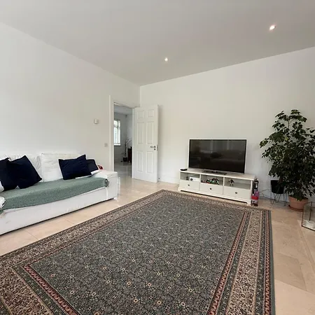 Luxury 4bdr Retreat With Garden And Workspace *