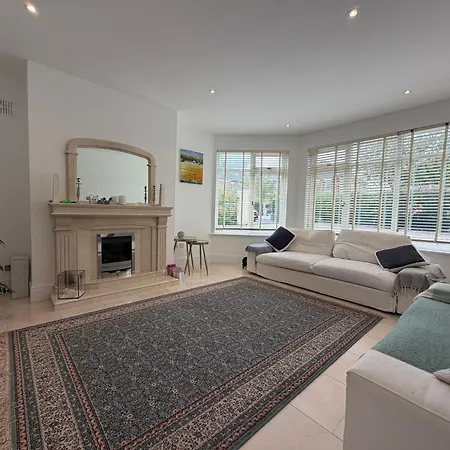 Luxury 4bdr Retreat With Garden And Workspace Holiday home