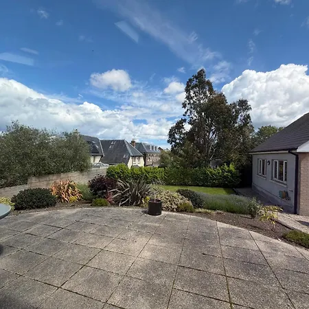 Luxury 4bdr Retreat With Garden And Workspace Holiday home *