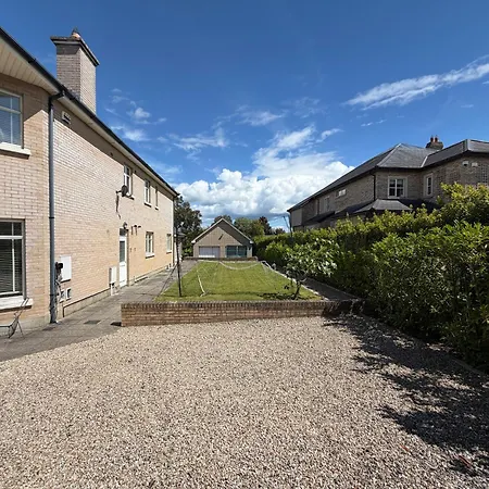 Luxury 4bdr Retreat With Garden And Workspace Holiday home *